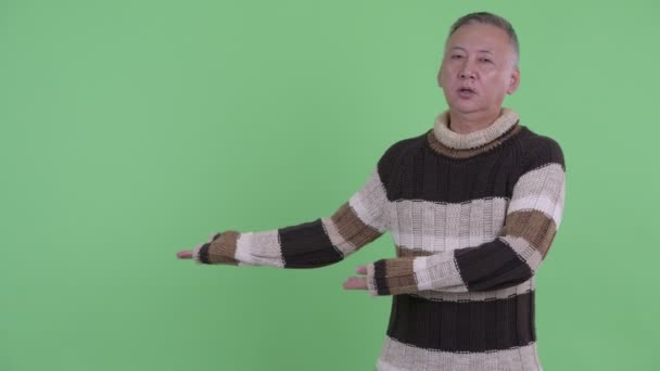 Estressado maduro japonês homem mostrando para trás — Vídeo de Stock
