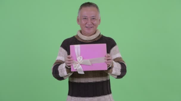 Gelukkig volwassen Japanse man geven gift box — Stockvideo