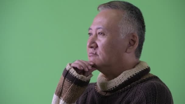 Προβολή προφίλ του ευτυχισμένο ώριμο ιαπωνικό άνθρωπος σκέψης έτοιμος για το χειμώνα — Αρχείο Βίντεο