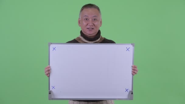 Glücklich reif japanisch mann talking während holding white board — Stockvideo