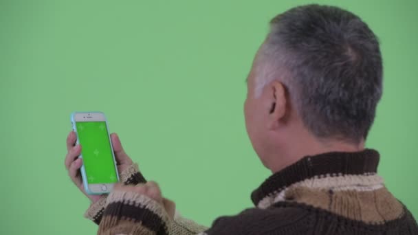 特写 后视图 快乐 成熟的 日本 男人 使用 手机 — 图库视频影像