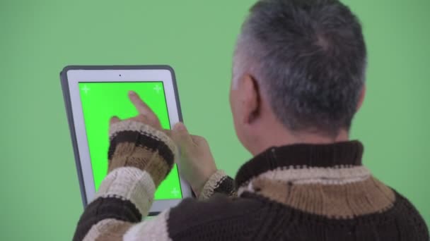 特写 后视图 的快乐 成熟 日本 男人 使用 数字 平板电脑 — 图库视频影像