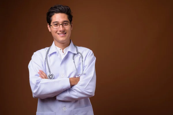 Giovane multi-etnico bell'uomo medico contro sfondo marrone — Foto Stock