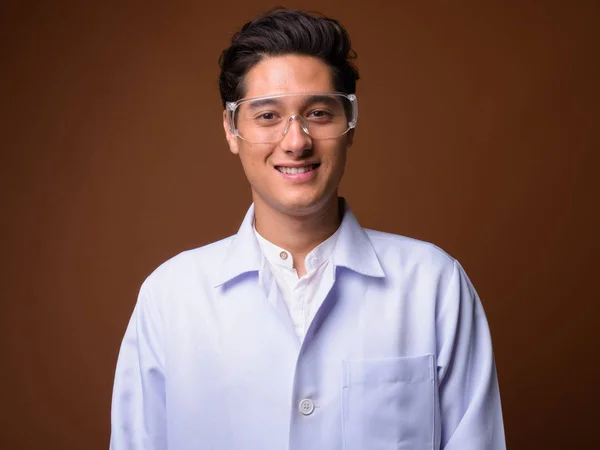 Junger multiethnischer, gutaussehender Arzt mit Schutzbrille — Stockfoto