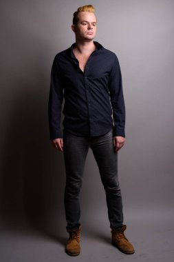 Gri ba karşı Mohawk saç modeli ve sarı saçlı işadamı