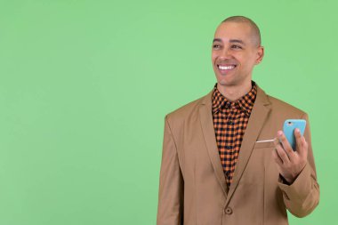 Telefon kullanırken mutlu kel çok etnik işadamı düşünme