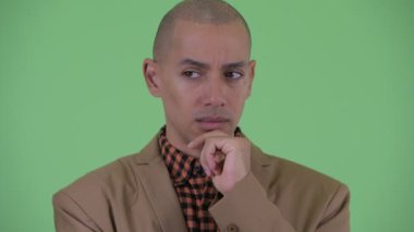 Kızgın kel çok ırklı işadamı düşünme