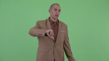 Stresli kel çok ırklı işadamı başparmak aşağı veren