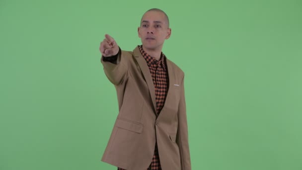 Chauve colère multi ethnique homme d'affaires pointant du doigt — Video