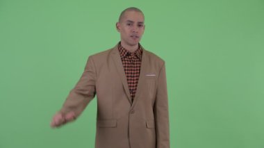 Kızgın kel çok ırklı işadamı başparmak aşağı veren