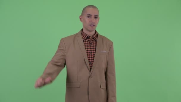 Wütender multiethnischer Geschäftsmann mit Glatze drückt Daumen nach unten — Stockvideo