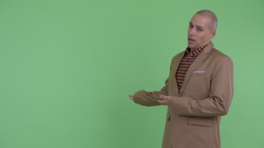 Stresli kel çok ırklı işadamı geri gösteren