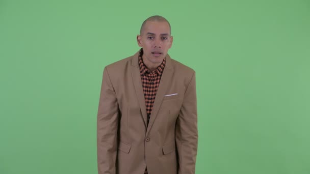 Wütender multiethnischer Geschäftsmann mit Glatze bekommt schlechte Nachrichten — Stockvideo