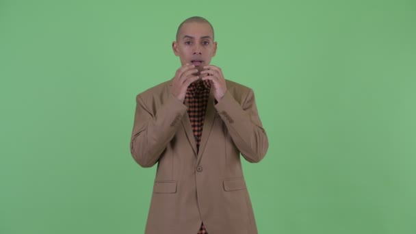 Gestresster multiethnischer Geschäftsmann mit Glatze wirkt schockiert — Stockvideo