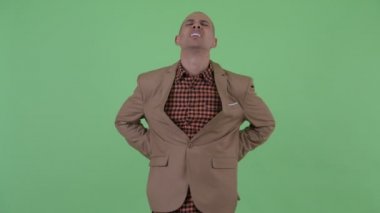 Stresli kel çok ırklı işadamı sırt ağrısı olan