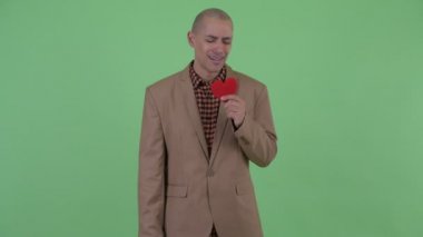 Üzgün kel çok etnik işadamı Sevgililer günü için kırık kalpli