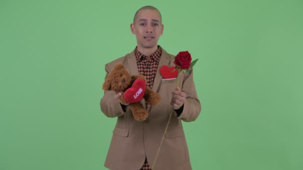 Сумний лисий мульти етнічний бізнесмен отримувати відхилив на день Святого Валентина — стокове відео