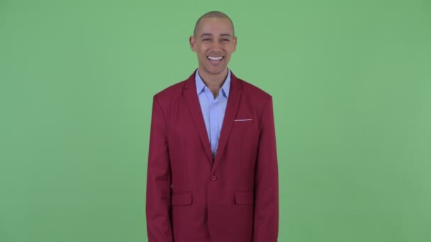 Счастливый лысый многонациональный бизнесмен улыбается — стоковое видео