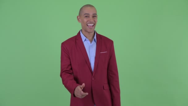 Щасливий лисий багатонаціональний бізнесмен дає рукостискання — стокове відео