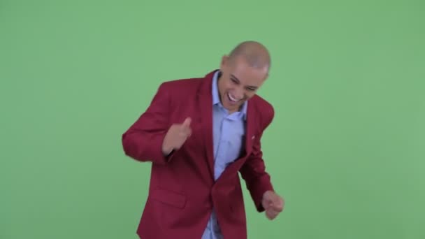 Счастливый лысый мультиэтнический бизнесмен танцует — стоковое видео