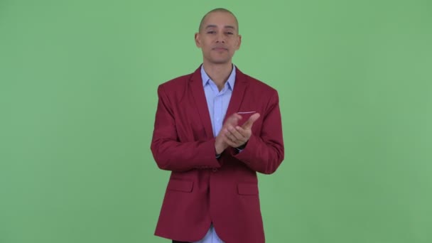 Щасливий лисий багатонаціональний бізнесмен плескає руками — стокове відео