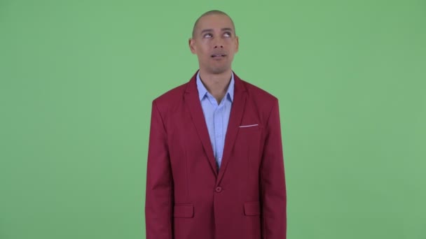 Gestresster multiethnischer Geschäftsmann mit Glatze, der gelangweilt und müde wirkt — Stockvideo