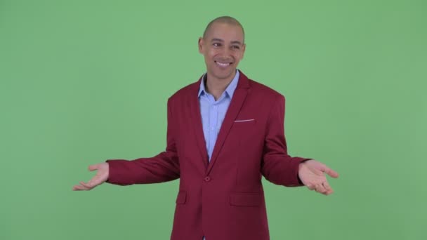 Happy Bald multi etniska affärsman rycker axlar — Stockvideo