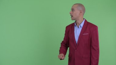 Mutlu kel çok etnik işadamı bir şey dokunmadan ve şaşırmış görünümlü