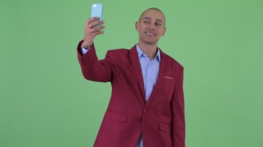 Mutlu kel çok ırklı işadamı selfie alarak