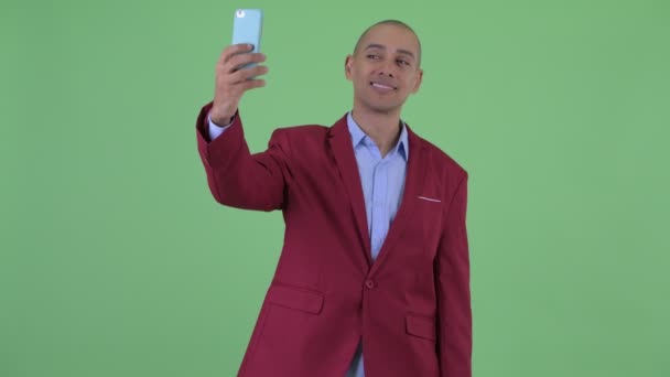 Ευτυχισμένος φαλακρός πολυεθνικός επιχειρηματίας παίρνοντας selfie — Αρχείο Βίντεο