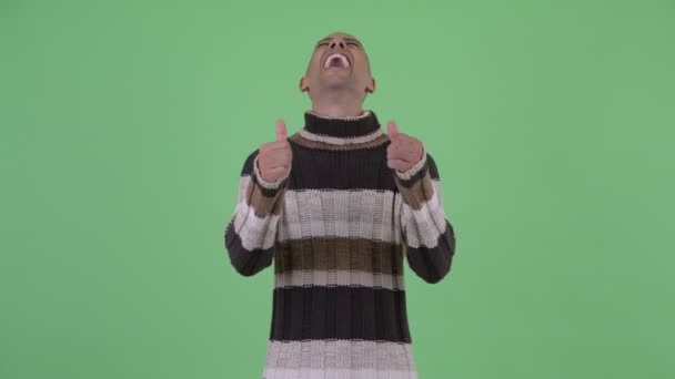 Šťastný holohlavý multietnický muž, který vzruší palce a vypadá rozrušen — Stock video