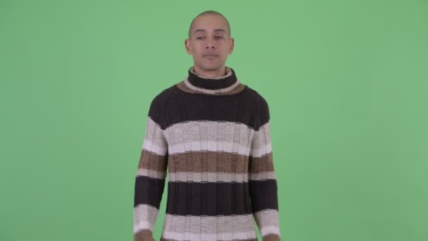 Feliz careca multi homem étnico comparando algo — Vídeo de Stock