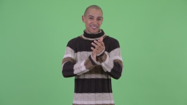 Šťastný holohlavý multietnický muž tleskání rukou — Stock video
