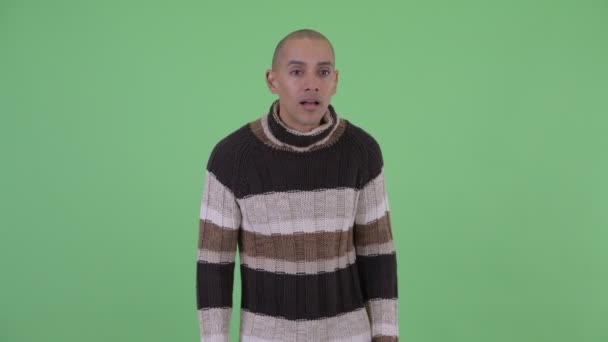 Happy Bald multi etnisk man få goda nyheter redo för vintern — Stockvideo