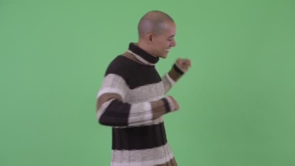 Happy Bald multi etnisk man dansar redo för vintern — Stockvideo