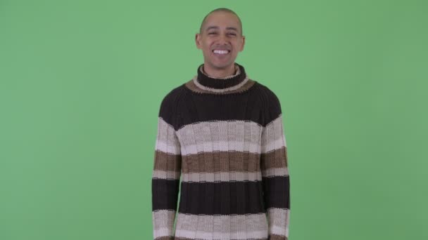 Happy Bald multi etnisk man pratar och ser upphetsad redo för vintern — Stockvideo