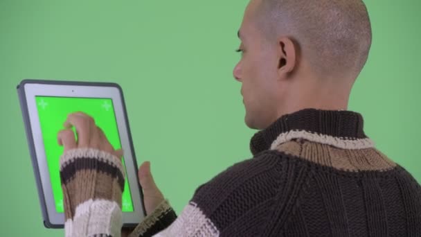 Closeup Hátulnézet a boldog kopasz többnemzetiségű ember a digitális tabletta — Stock videók