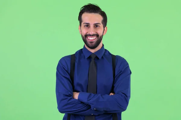 Giovane uomo d'affari persiano barbuto felice sorridente con le braccia incrociate — Foto Stock