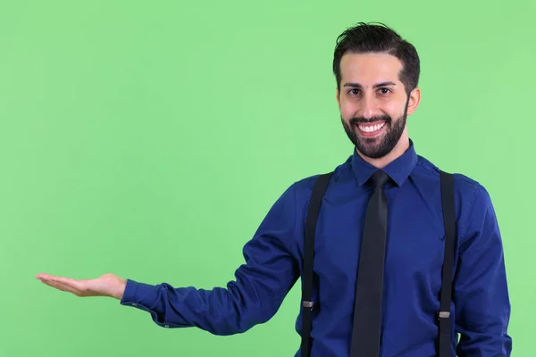 Jovem feliz barbudo persa empresário mostrando algo — Fotografia de Stock