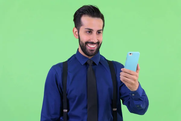 Joven feliz barbudo empresario persa utilizando el teléfono — Foto de Stock