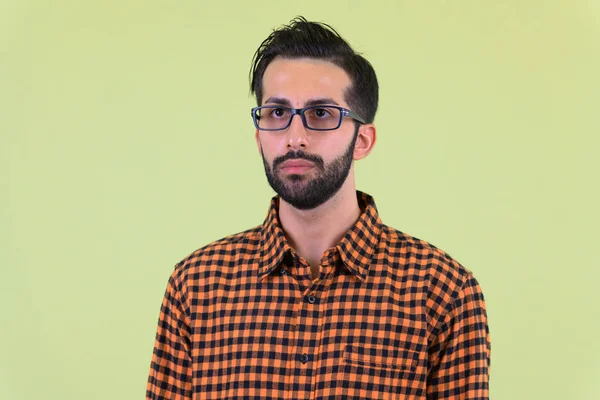 Gezicht van jonge bebaarde Perzische hipster man denken — Stockfoto