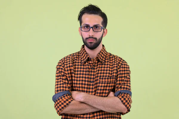 Jovem barbudo persa hipster homem com braços cruzados — Fotografia de Stock