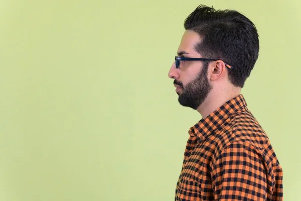 Вид крупным планом молодого бородатого персидского хипстера — стоковое фото