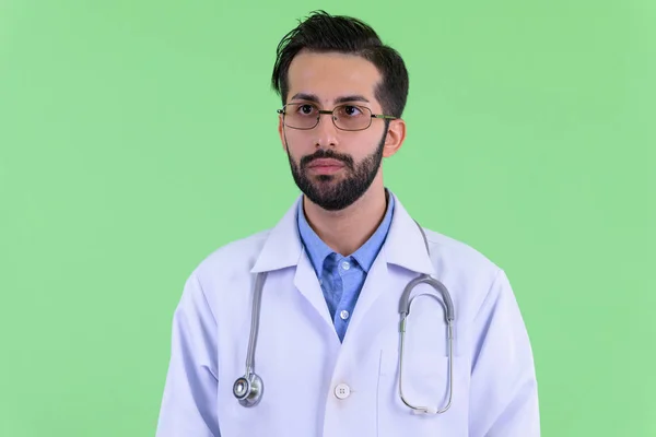 Rosto de jovem barbudo persa homem médico pensando — Fotografia de Stock