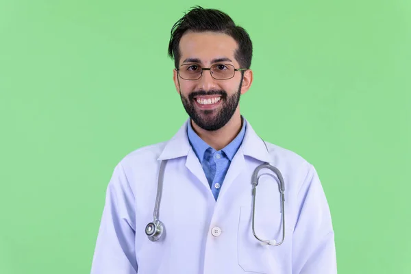 Rosto de feliz jovem barbudo persa homem médico sorrindo — Fotografia de Stock