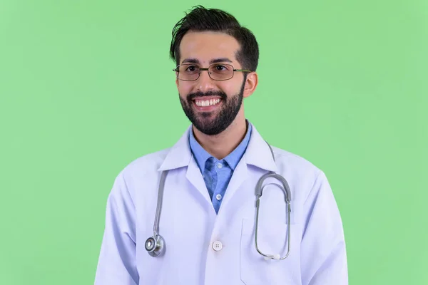 Лицо счастливого молодого бородатого персидского врача, думающего: — стоковое фото