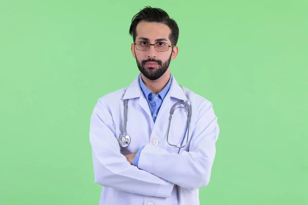 Fiatal szakállas perzsa férfi orvos karokkal keresztbe — Stock Fotó