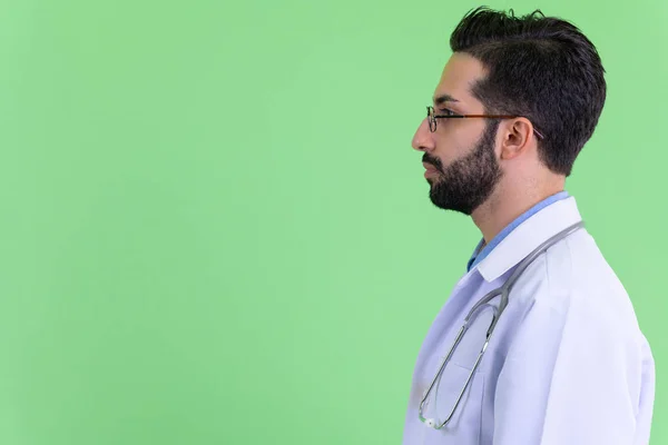 Visão de perfil de close-up de jovem barbudo persa homem médico — Fotografia de Stock