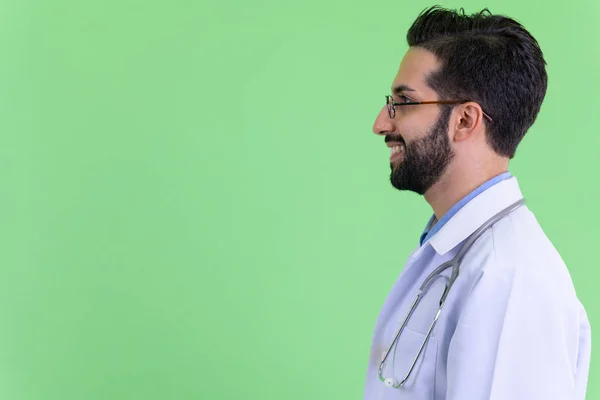 Visão de perfil close-up de feliz jovem barbudo persa homem médico sorrindo — Fotografia de Stock