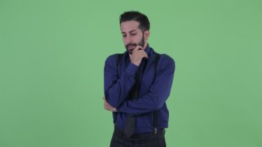 Genç sakallı Pers işadamı düşünme ve aşağı bakıyor vurguladı